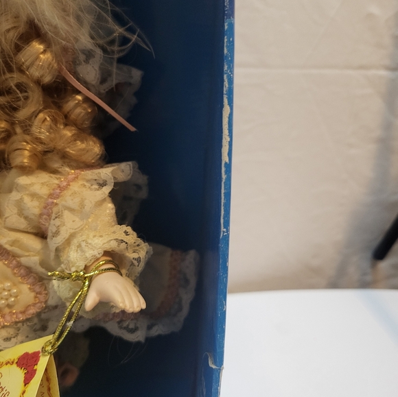 Secret Tresures Musical Porcelain Doll BNIB - Picture 4 of 6